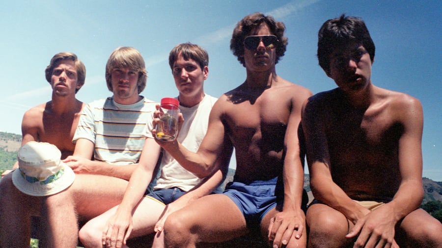 Five friends take the same photo together every 5 years since 1982. In 2022 they met again